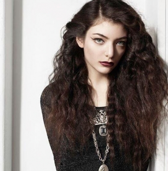 Lorde made fashion waves with her bold dark lips recently...