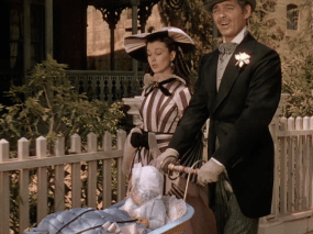 The perfect family, with tons of scandalous secrets, thanks of Scarlett, or course! Look at her striped dress. It is still current with today's fashion...