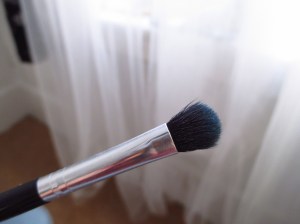 Use a really soft blending brush! This is a must. When wearing bright colours, nothing looks good if you don't create a gradient by blending colours during a transition.
