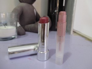 You need two lip colours to do this. Make sure they contrast eachother enough. The main point of this trend is nude coloured lips, with a gradient dab of bright colour in the center.